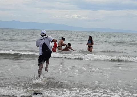 Fiscal vira herói ao salvar criança que era atacada por cachorro no mar
