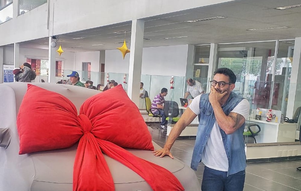 Professor da 'Dança dos Famosos’ posa com carro de luxo que ganhou de Luísa Sonza 