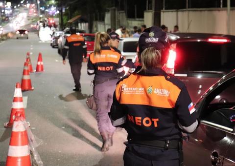 57 motoristas são flagrados embriagados e três acabam presos por roubo em Manaus 