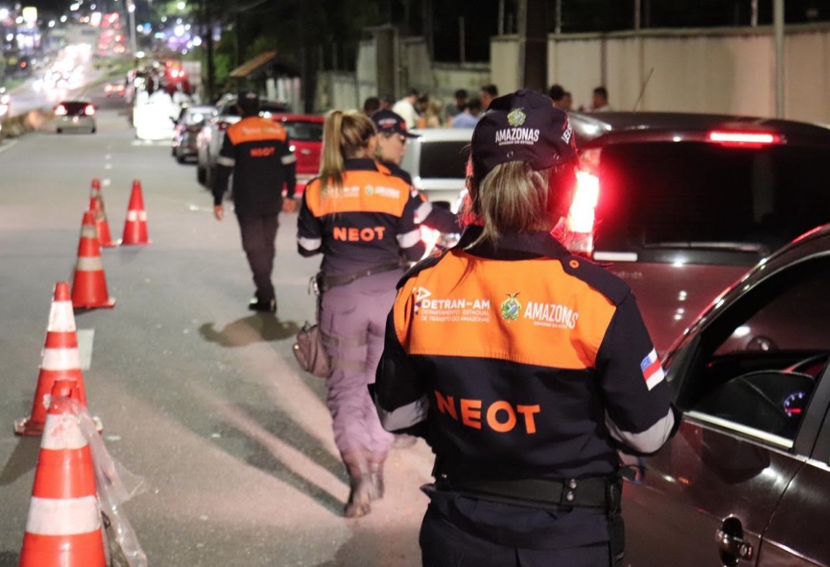 57 motoristas são flagrados embriagados e três acabam presos por roubo em Manaus 