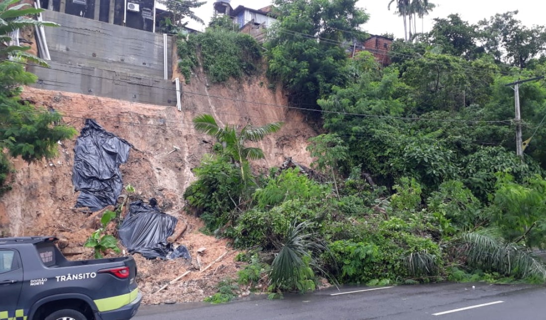 Forte chuva em Manaus causa transtornos com deslizamento de barranco e queda de árvores