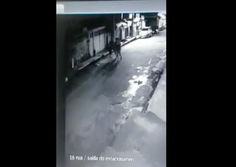 Vídeo mostra trio armado roubando carro na zona Leste de Manaus 