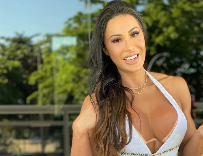 Com close frontal, Gracyanne Barbosa mostra agachamento de top e shortinho revelador