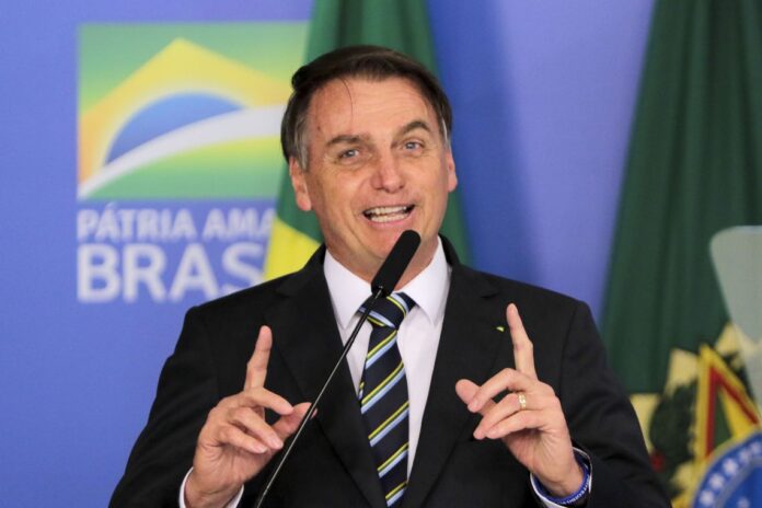 Presidente Bolsonaro sofre uma queda no Palácio da Alvorada e é levado ao hospital