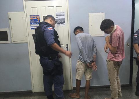 Falsos entregadores de lanche são presos com armas em Manaus