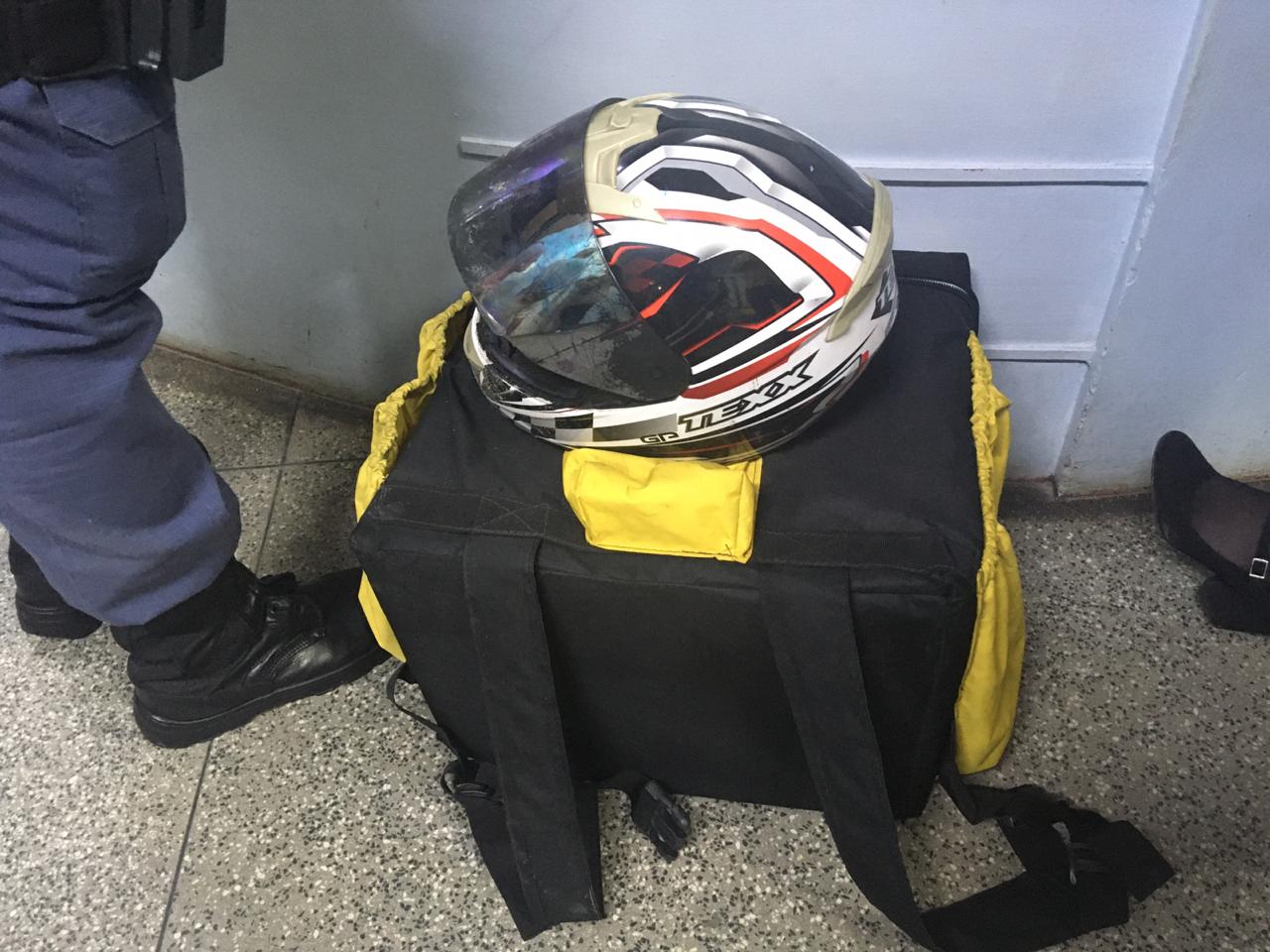 Falsos entregadores de lanche são presos com armas em Manaus