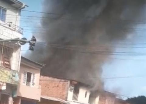 Casa pega fogo e deixa moradores e vizinhos desesperados em Manaus