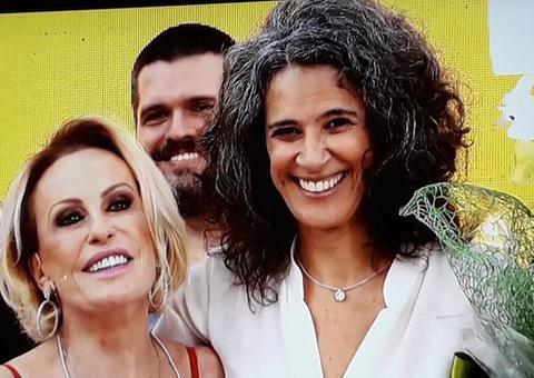 Em véspera de Natal, Ana Maria Braga tasca beijo em Simone durante programa 