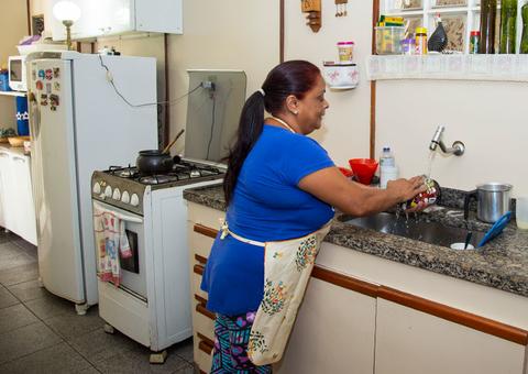 Cai número de mulheres que trabalham como domésticas no País
