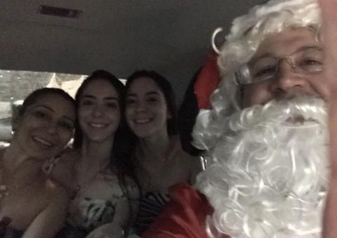 Papai Noel ‘resgata’ família que ficou ilhada após temporal