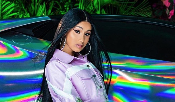 Cardi B distribui 15 iPhones de última geração para sobrinhos no Natal