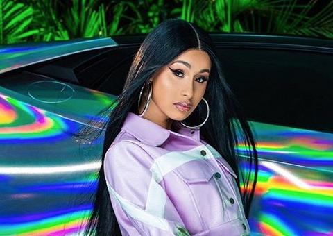 Cardi B distribui 15 iPhones de última geração para sobrinhos no Natal