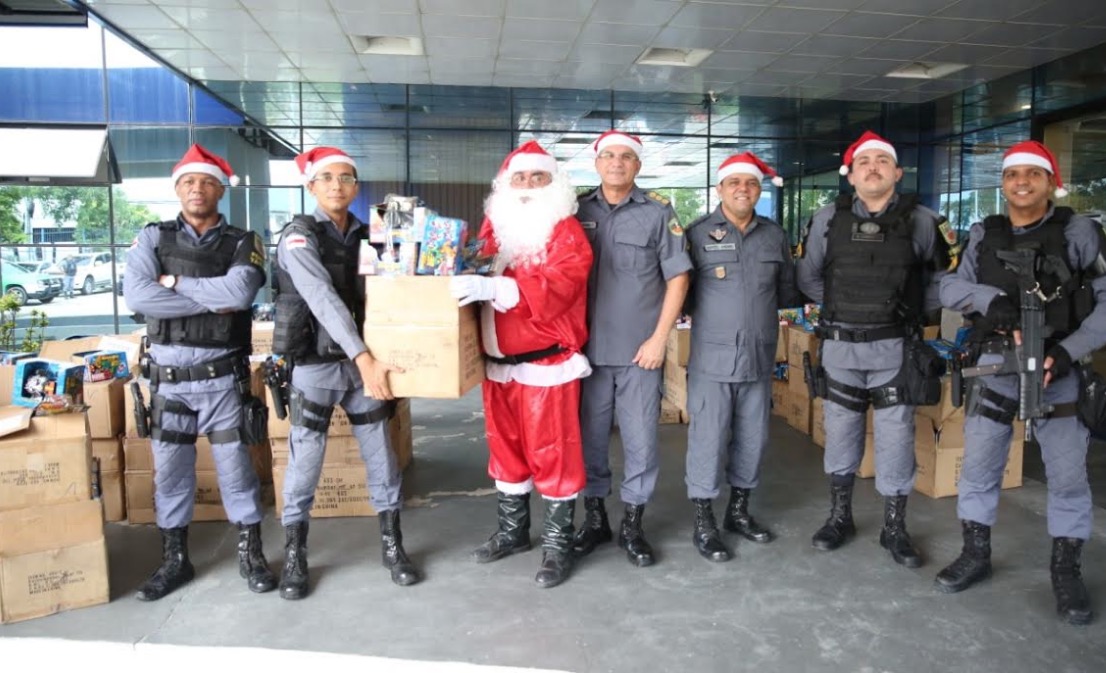 Brinquedos são doados por policiais a mais de mil crianças carentes em Manaus