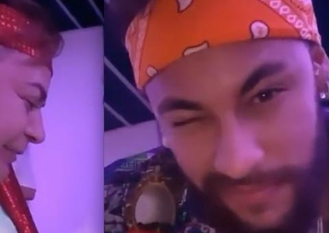 David Brazil apalpa Neymar com volume à mostra e pede: 'me dá?'