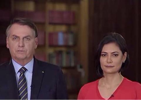 Camisa de Michele Bolsonaro vira polêmica na web após mensagem de natal de presidente