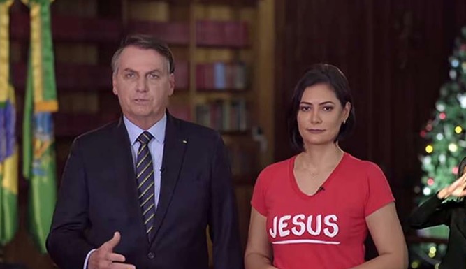 Camisa de Michele Bolsonaro vira polêmica na web após mensagem de natal de presidente