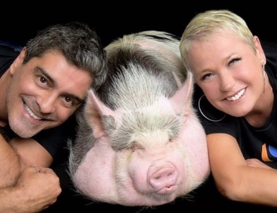 Xuxa pede para que seus admiradores deixem de comer animais