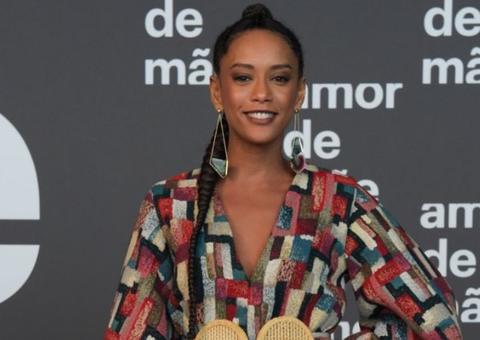 Taís Araújo encanta seguidores ao postar selfie com barriga de fora e seios livres 