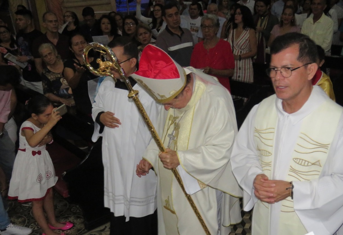 Em despedida de Dom Sérgio, fiéis lotam Igreja da Matriz na Missa do Galo 