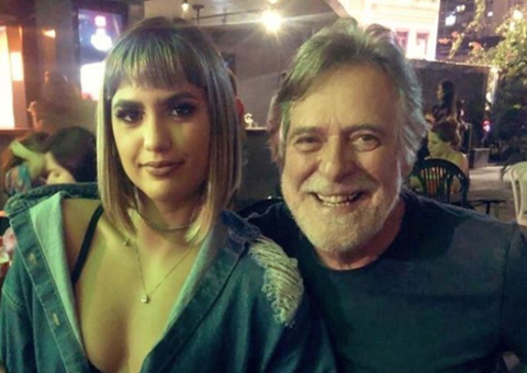 Com super produção, José de Abreu pede namorada de 22 anos em casamento 