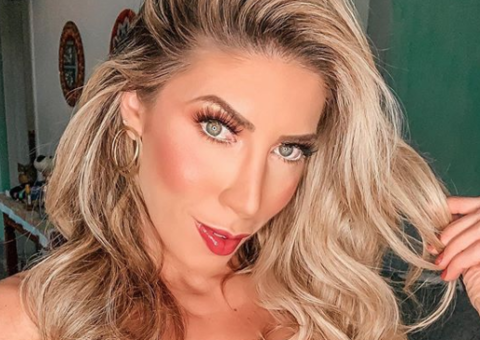 Ex-power couple Tati Minerato faz ensaio de Natal com seios à mostra 