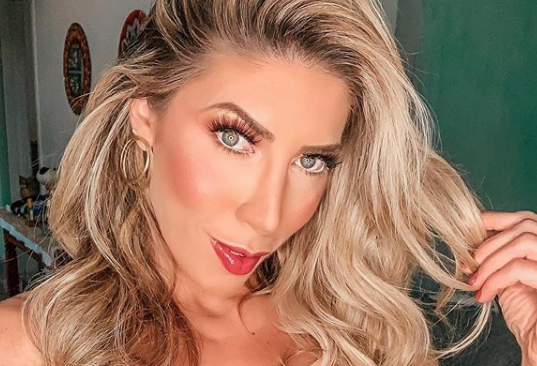 Ex-power couple Tati Minerato faz ensaio de Natal com seios à mostra 