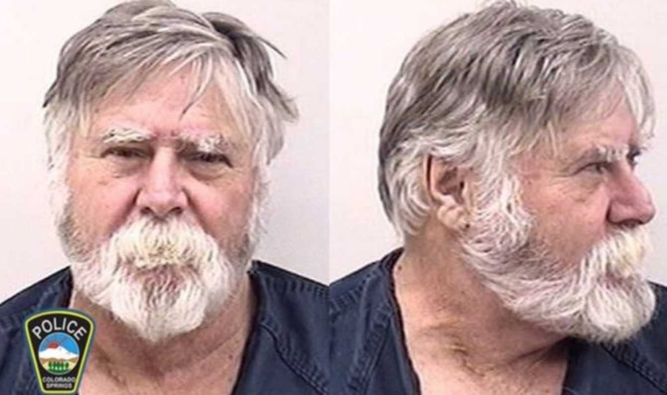 Robin Hood? Ladrão assalta banco e distribui dinheiro na rua desejando ‘Feliz Natal’ 