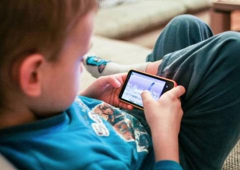 Smartphones usados em excesso prejudicam crianças, revela pesquisa