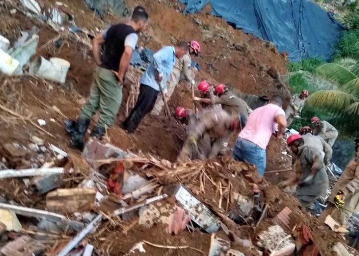 No dia de Natal, família morta em deslizamento de barreira é enterrada em Recife 