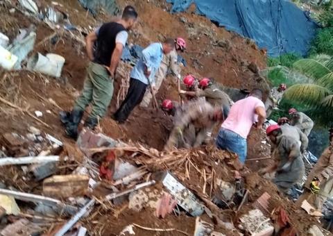 No dia de Natal, família morta em deslizamento de barreira é enterrada em Recife 