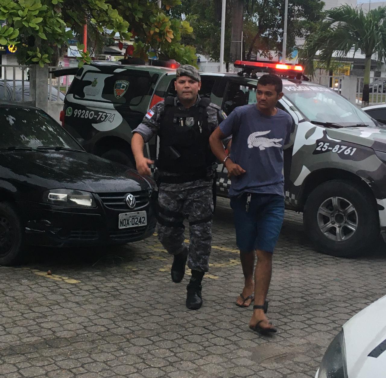 Suspeito de balear homem é preso enquanto desfilava armado por ruas em Manaus