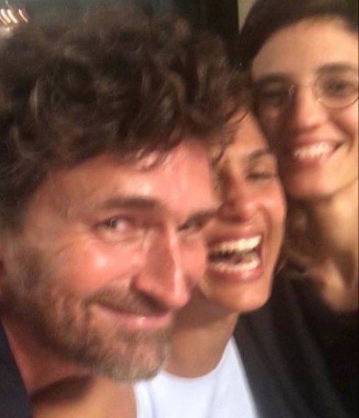 Camila Pitanga agita seguidores ao postar foto de Natal com namorada e ex-marido