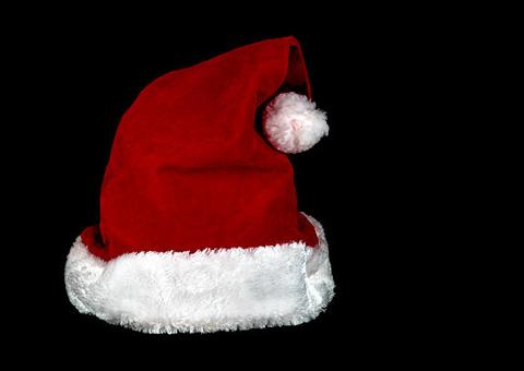 Usando gorros de Papai Noel, criminosos atiram em casal na frente de casa
