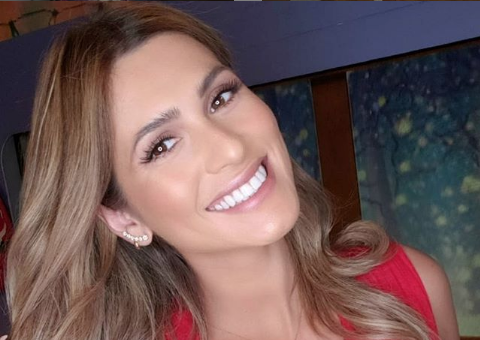 De biquini, Lívia Andrade curte praia e ostenta bumbum enorme 