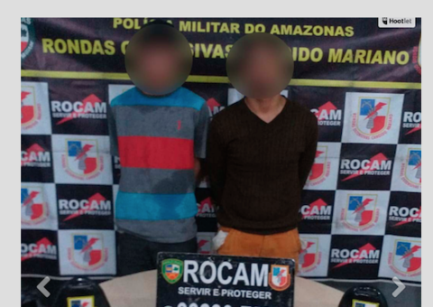 Dupla armada é presa com celulares e moto com restrição de roubo