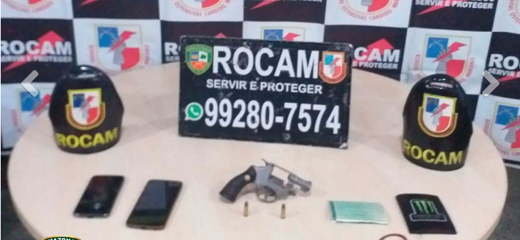 Dupla armada é presa com celulares e moto com restrição de roubo