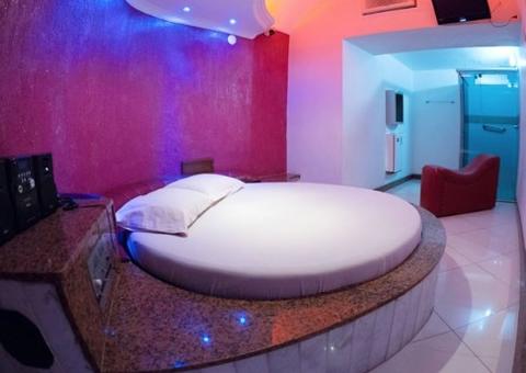 Aproveitando 'noite de amor', casais são surpreendidos por assaltantes em motel de Manaus