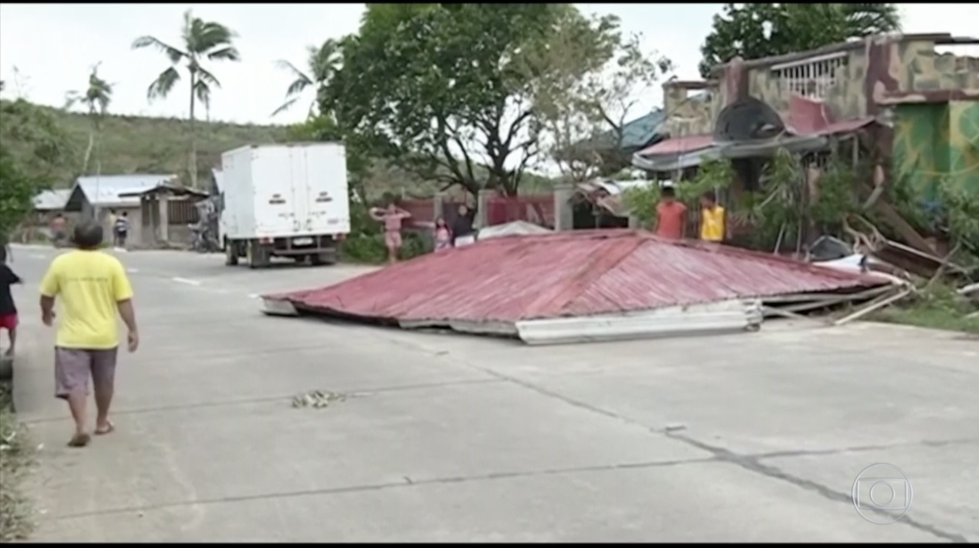 Tufão deixa 16 mortos e 12 desaparecidos nas Filipinas