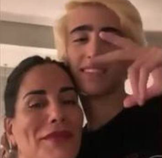 Em clique raro, filho caçula de Gloria Pires surge com os cabelos platinados 