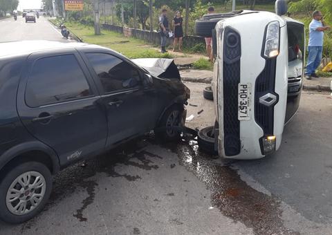 Em Manaus, motorista fica ferido em acidente entre 3 carros perto de área de prova do Detran