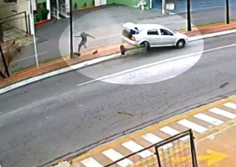 Homem é atropelado por carro desgovernado em ciclovia; Veja Vídeo