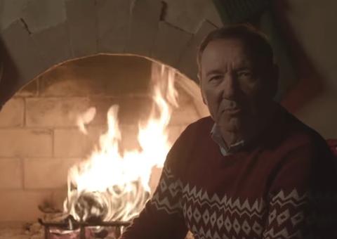 Vídeo natalino bizarro de Kevin Spacey já tem mais de 1 milhão de visualizações
