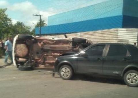 Carros capotam durante acidentes em avenidas de Manaus 