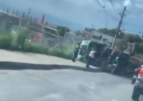 Vídeo: Carreta tomba e prejudica trânsito em Manaus