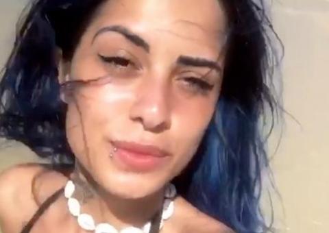 Tati Zaqui deixa seios 'escaparem' e sensualiza de fio-dental em meio a praia lotada
