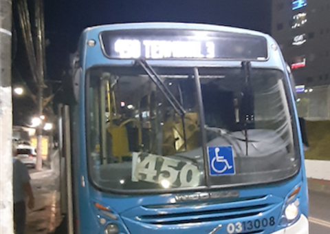 Bandido atira contra ônibus após assalto em Manaus