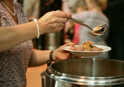 Cobrança de taxa de serviço em restaurantes a quilo deve deixar de existir