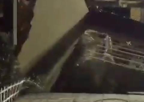 Cratera engole rua e faz muro de casa desabar em Manaus