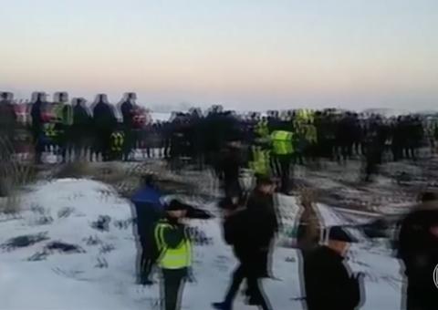 Avião com cerca de 100 pessoas a bordo cai no Cazaquistão e a maioria sobrevive