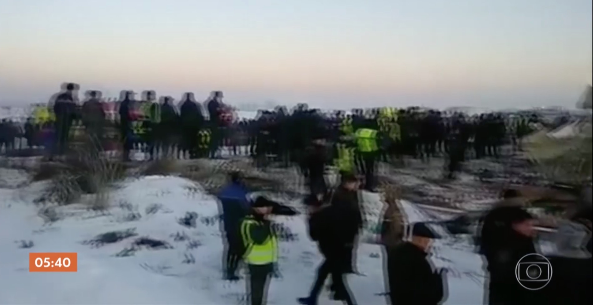 Avião com cerca de 100 pessoas a bordo cai no Cazaquistão e a maioria sobrevive